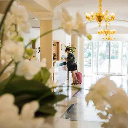 Palace Desenzano 4* Дезенцано-дель-Гарда