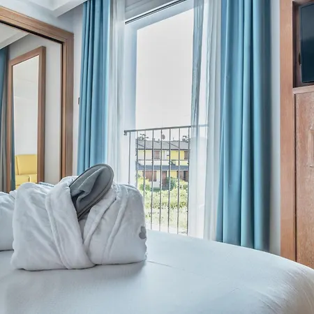 Palace Desenzano 4* Дезенцано-дель-Гарда